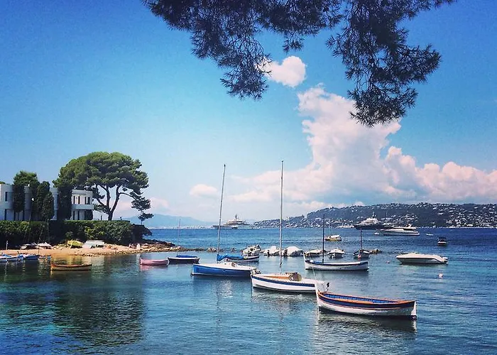 Balcony Over Provencal Market, Old Antibes Διαμέρισμα